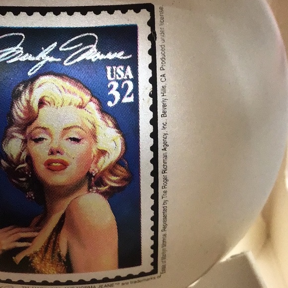 MARILYN MONROE CLASSIC COLLECTORS SERIES GLASS ORNAMENT - Picture 10 of 10